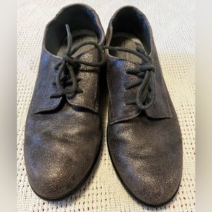 Naot size 7 lace up pewter metallic leather shoes